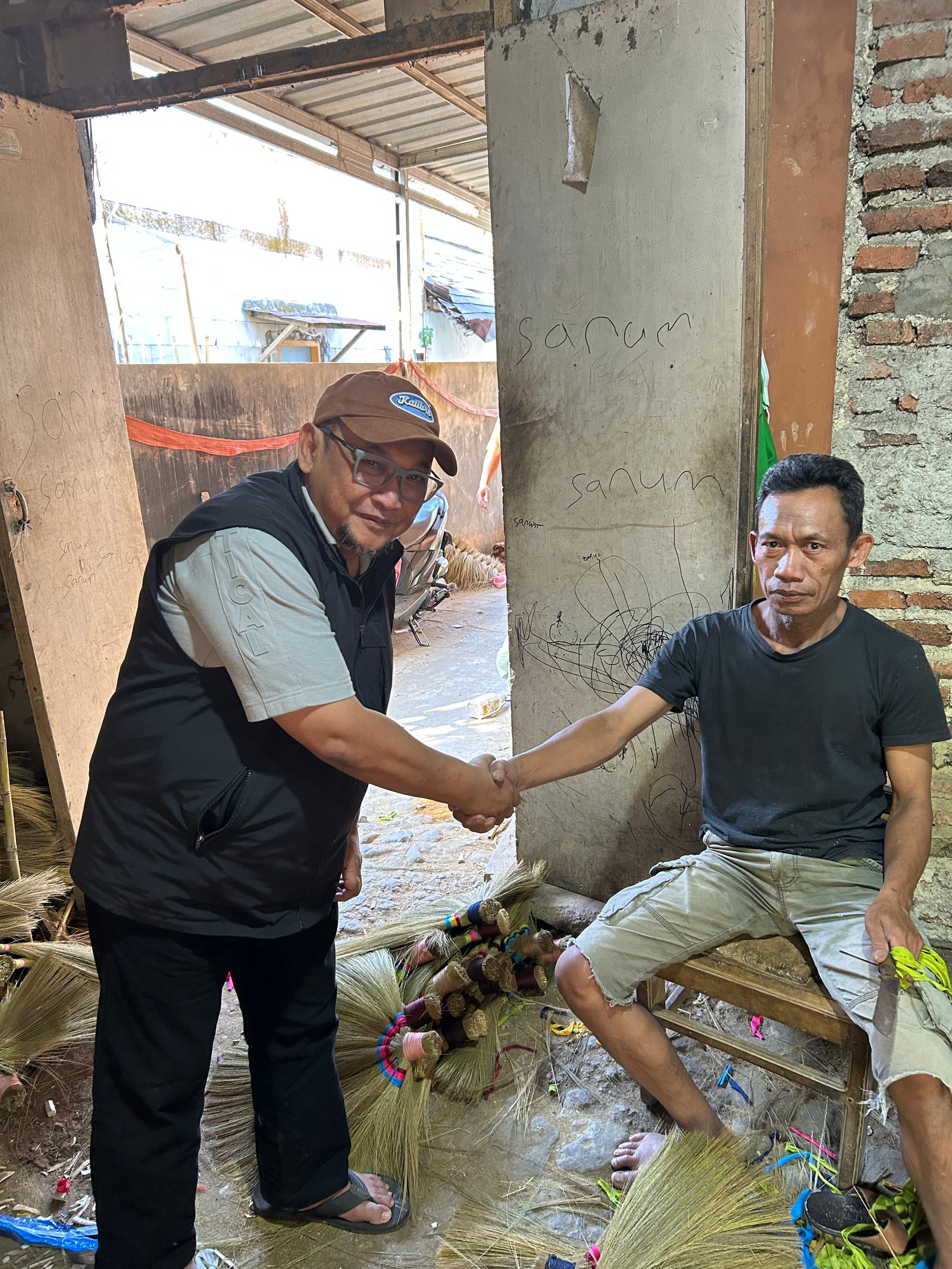 CEO PT Ananta Agri Nusa bersama pengrajin sapu gelagah